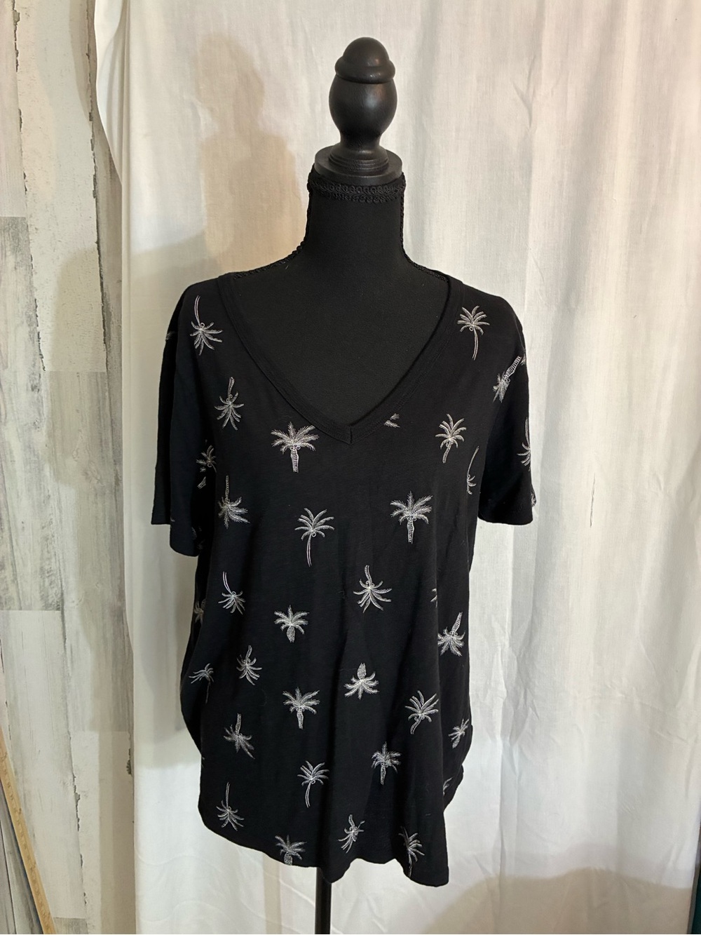 Old Navy Black V-Neck Palm Print Short Sleeve Top